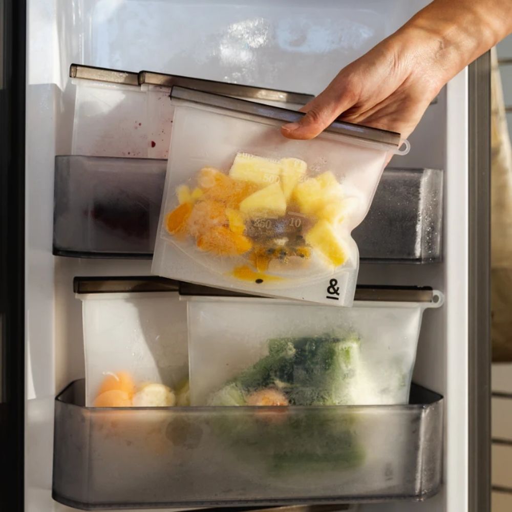 Mellomstor gjenbrukbar silikonpose fra Seed & Sprout med rundstykker i fryseren, laget i LFGB-sertifisert silikon som tåler kulde og hjelper deg å redusere engangsplast.