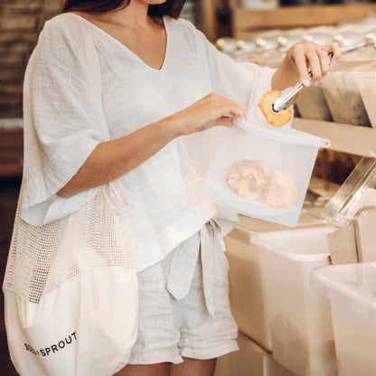 Gjenbrukbar silikonpose fra Seed & Sprout brukt til å plukke løsvekt i butikk, et praktisk og miljøvennlig alternativ som reduserer engangsplast i hverdagen.