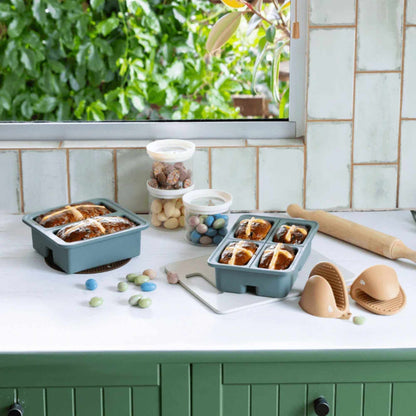 Gjenbrukbare bakeformer og kjøkkenredskaper i silikon fra Seed & Sprout brukt på kjøkkenbenk