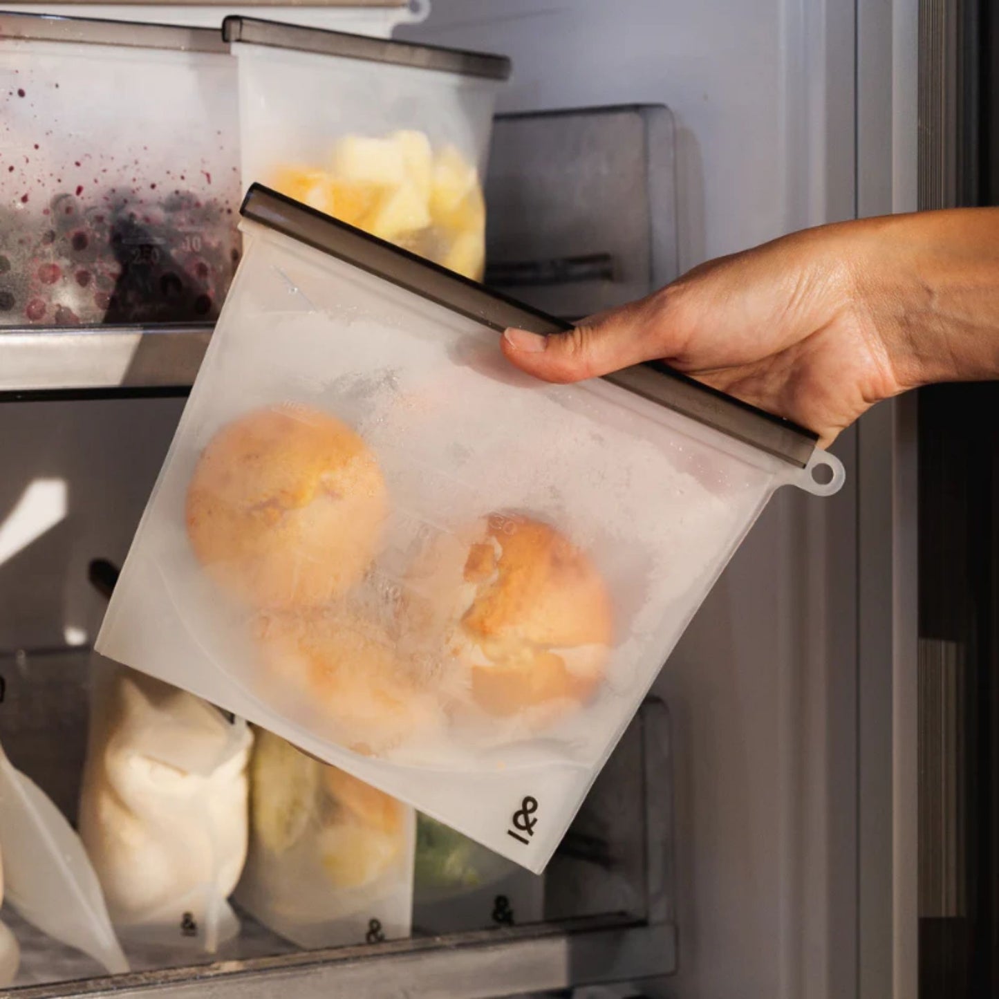 Gjenbrukbare silikonposer fra Seed & Sprout fylt med rundstykker – perfekt til å fryse og oppbevare bakst på en plastfri og trygg måte.