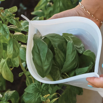 Gjenbrukbare silikonposer fra Seed & Sprout fylt med fersk spinat – et plastfritt og bærekraftig alternativ for oppbevaring av grønnsaker og ferdigkuttet mat.
