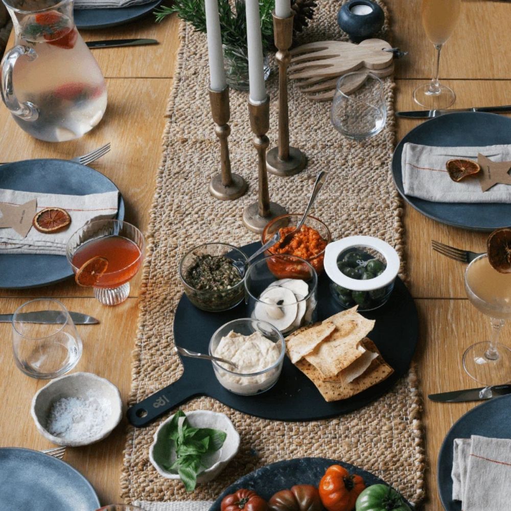 Små glassboller fra Seed & Sprout brukt som dipp-skåler – plastfritt og funksjonelt servise fra Sunnere Hjem.