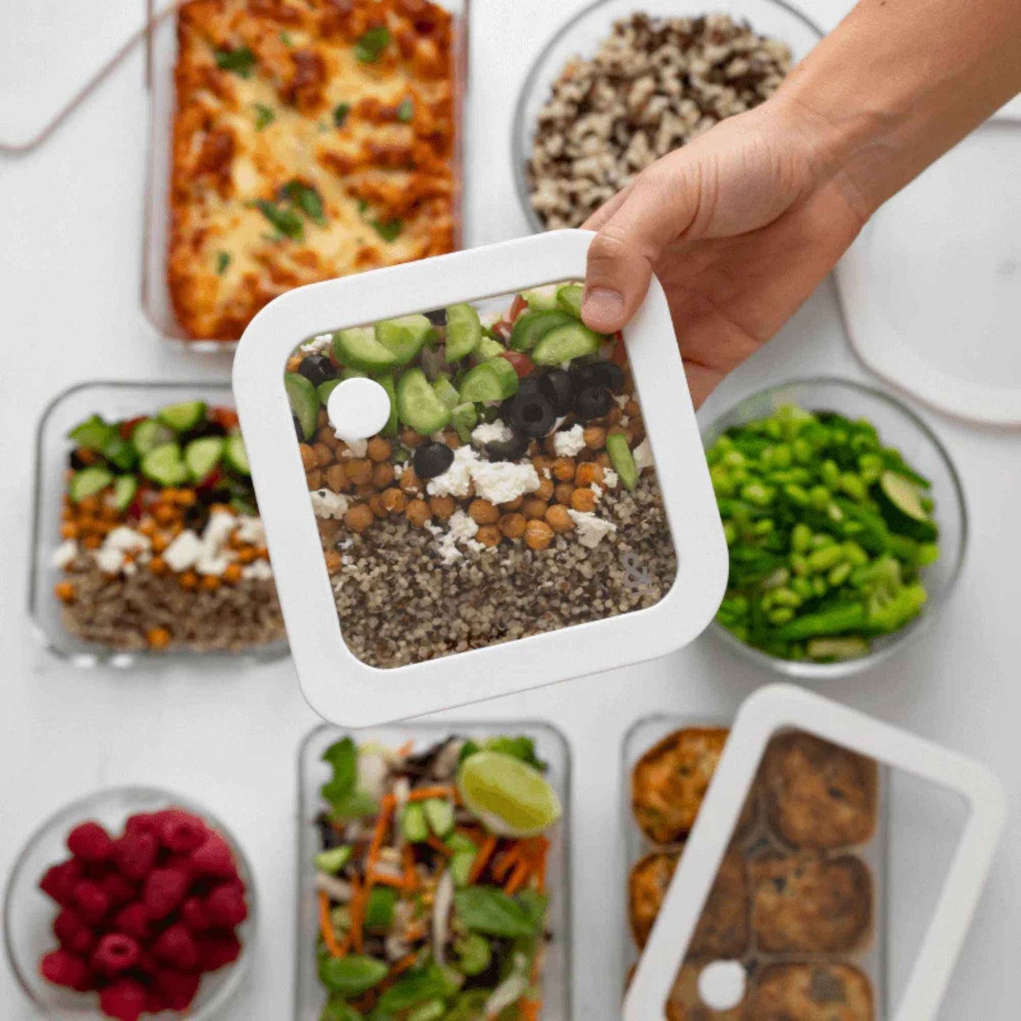 Glassbeholder i borosilikatglass med glasslokk fylt med quinoa, kikerter og grønnsaker til meal prep og matoppbevaring.