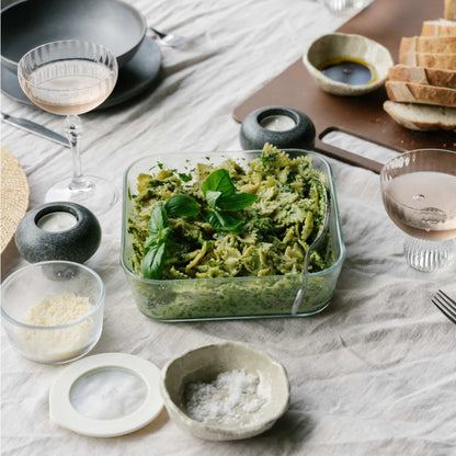 Firkantet glassbeholder med glasslokk fra Seed & Sprout fylt med grønn pastarett, brukt til servering og matoppbevaring.