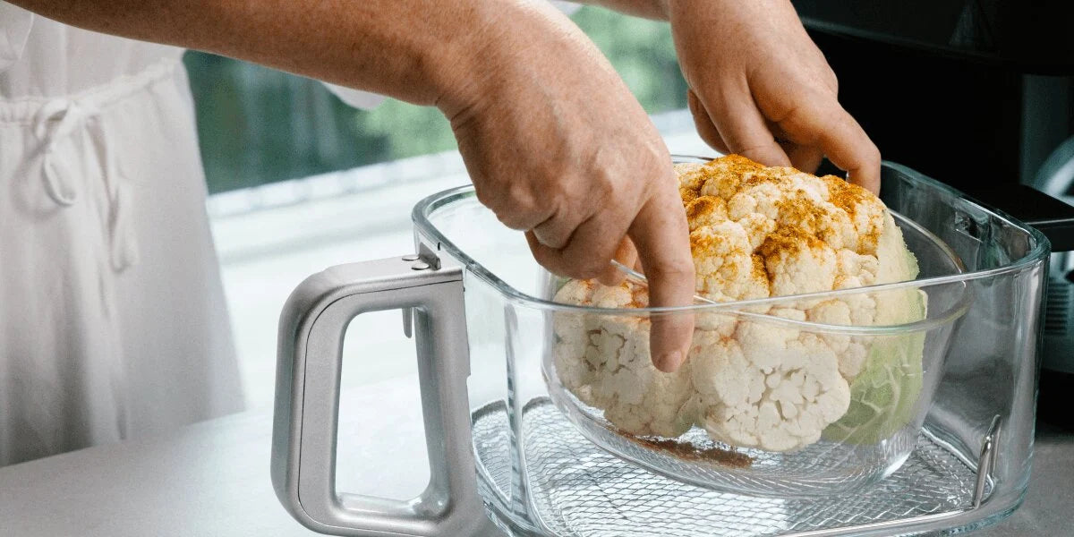 Blomkål i en ildfast glassbeholder som kan brukes i airfryer.