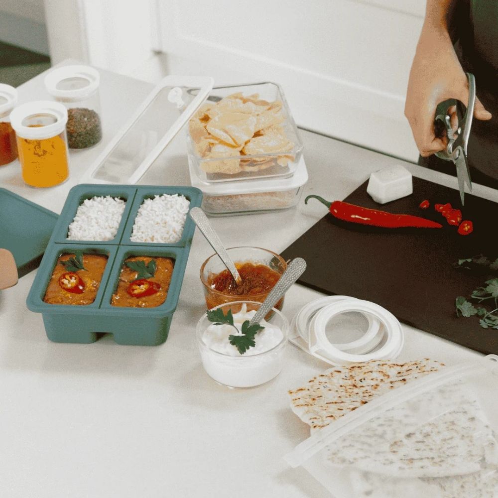 Glassbeholdere og silikonformer brukt under matlaging og organisering på kjøkkenbenk