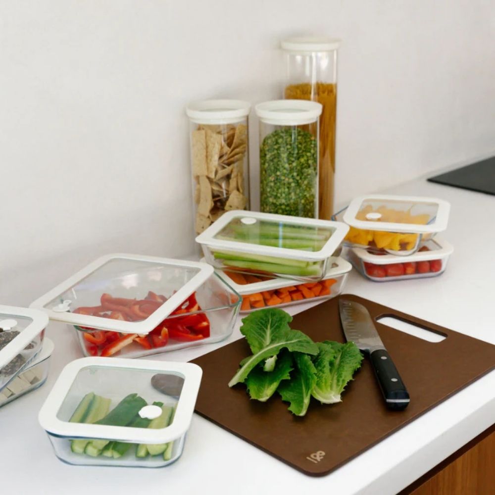 Glassbeholdere med glasslokk fra Seed & Sprout brukt til matoppbevaring på kjøkkenbenk sammen med skjærefjøl og grønnsaker