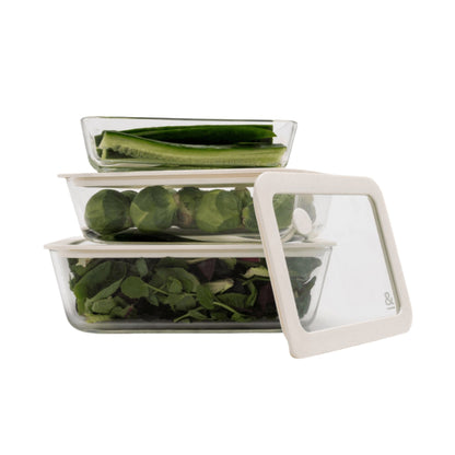 Tre rektangulære glassbeholdere i borosilikatglass med lufttette glasslokk fra Seed & Sprout, plastfrie matbokser i størrelsene liten, medium og stor.