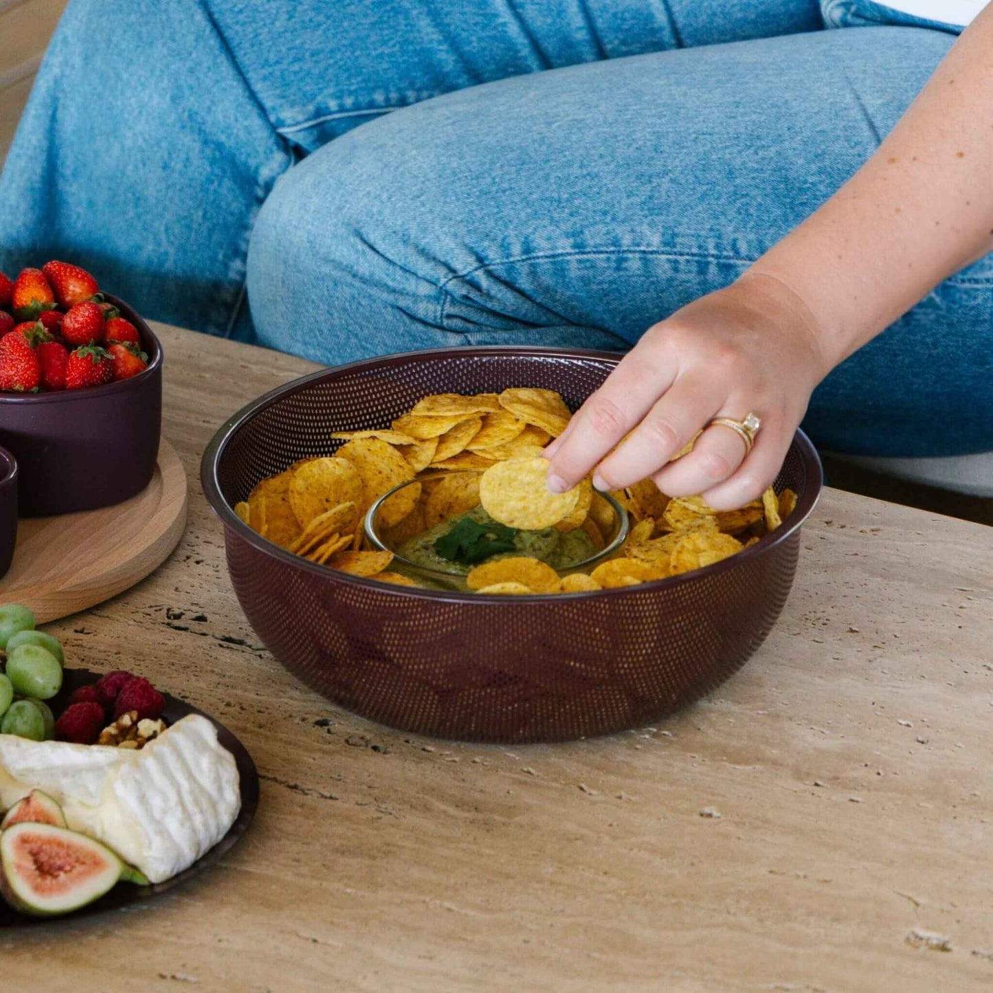 Glassbolle med dip og snacks til servering i hverdagen