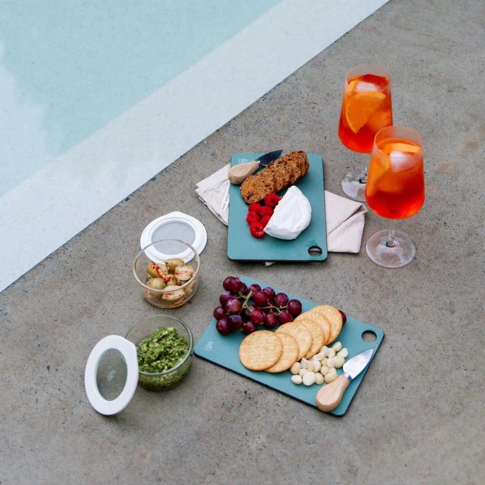 Glassboller fra Seed & Sprout brukt til servering i et avslappet, naturlig miljø – et bærekraftig valg fra Sunnere Hjem