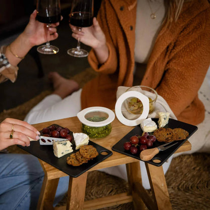 Glassboller fra Seed & Sprout fylt med snacks, ost og kjeks – et plastfritt og estetisk alternativ til servering og oppbevaring, perfekt for en hyggelig venninnekveld fra Sunnere Hjem.