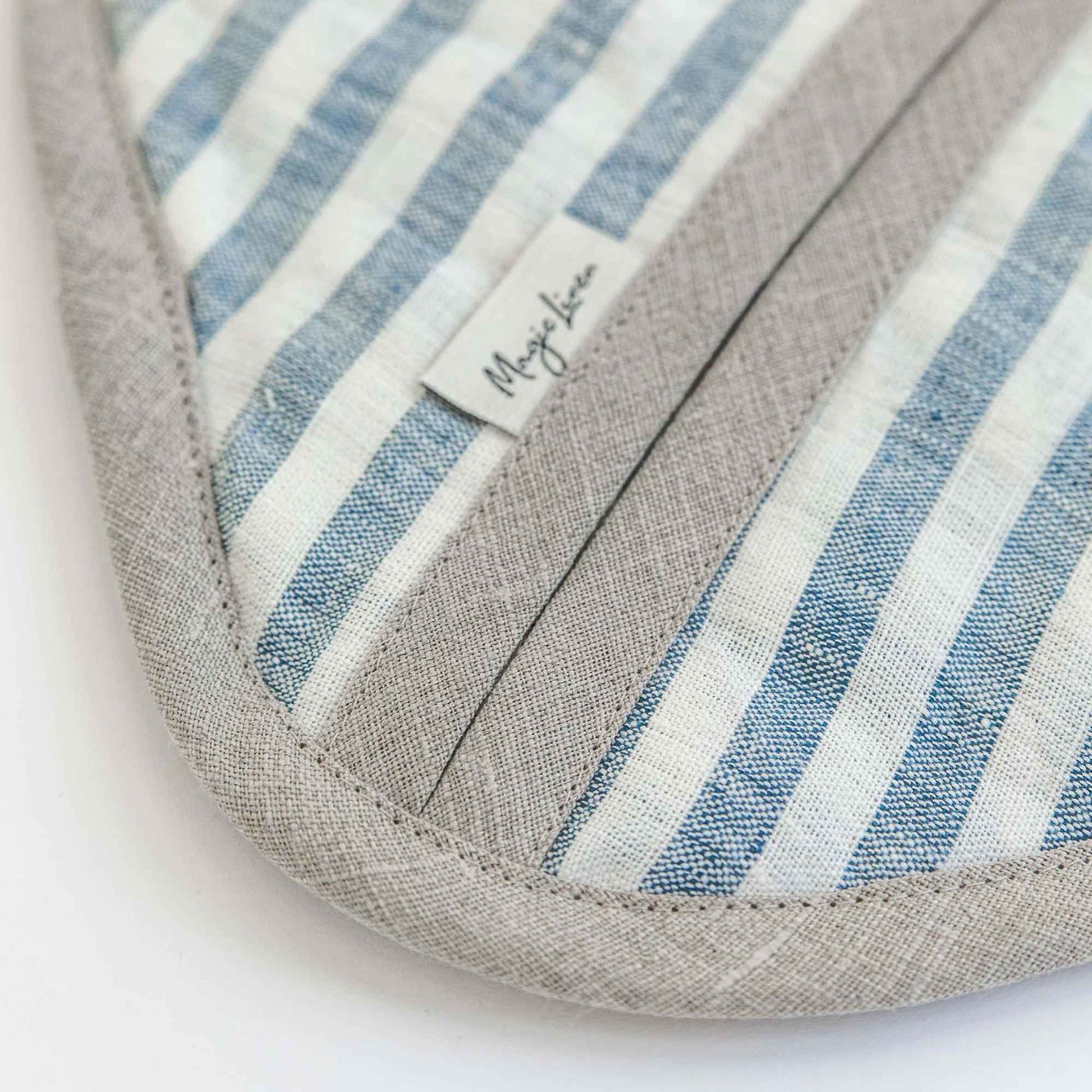 Detaljbilde av stripet gryteklut i lin fra MagicLinen, som viser tekstur, sømmer og kvalitetsfinish.