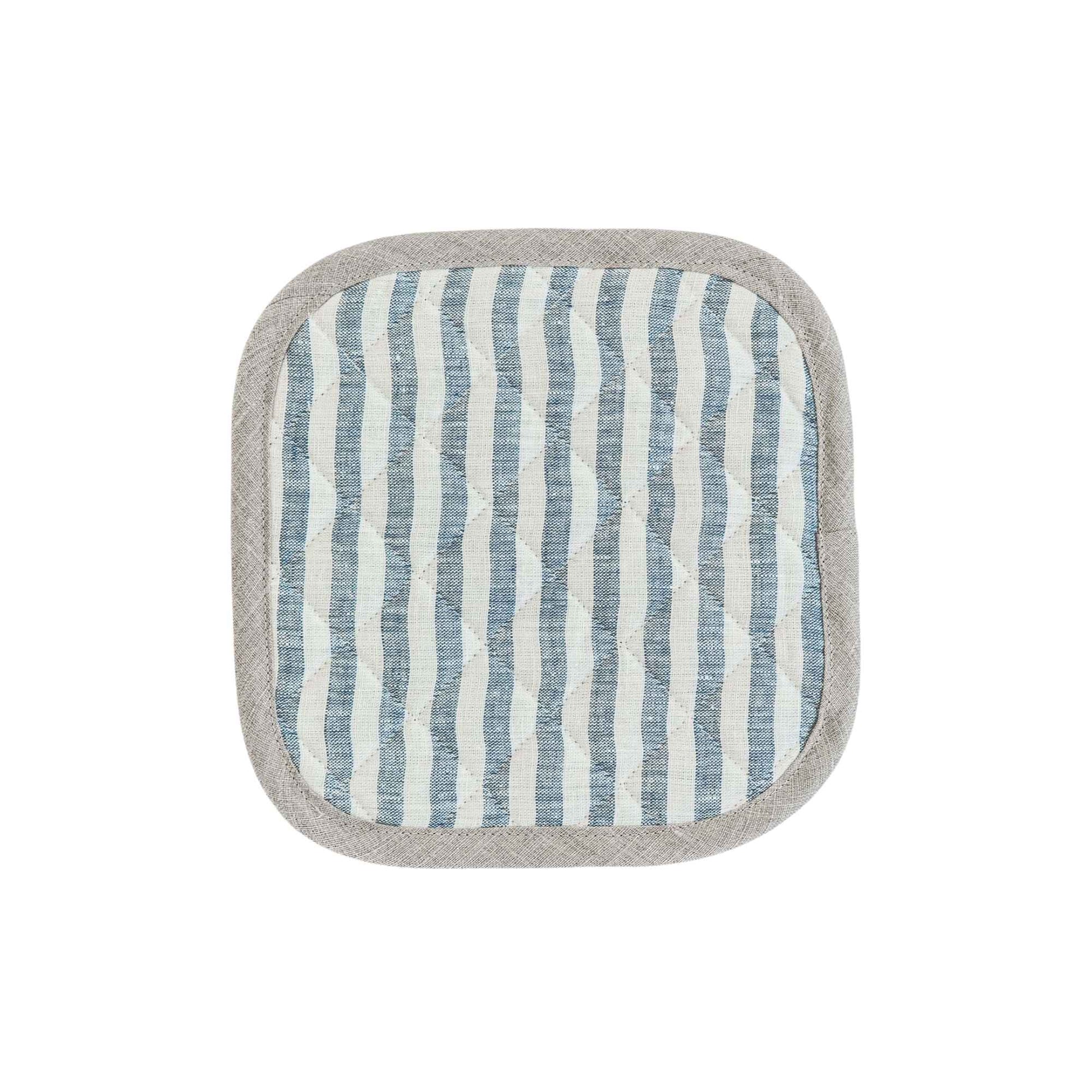 Gryteklut i myk, varmebestandig lin med blå stripemønster fra MagicLinen, laget for trygg og komfortabel bruk på kjøkkenet.