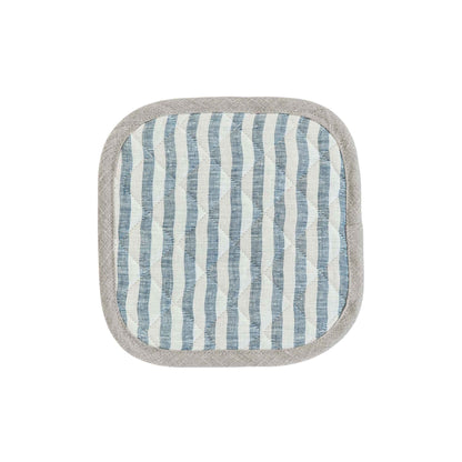 Gryteklut i myk, varmebestandig lin med blå stripemønster fra MagicLinen, laget for trygg og komfortabel bruk på kjøkkenet.
