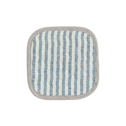 Gryteklut i myk, varmebestandig lin med blå stripemønster fra MagicLinen, laget for trygg og komfortabel bruk på kjøkkenet.
