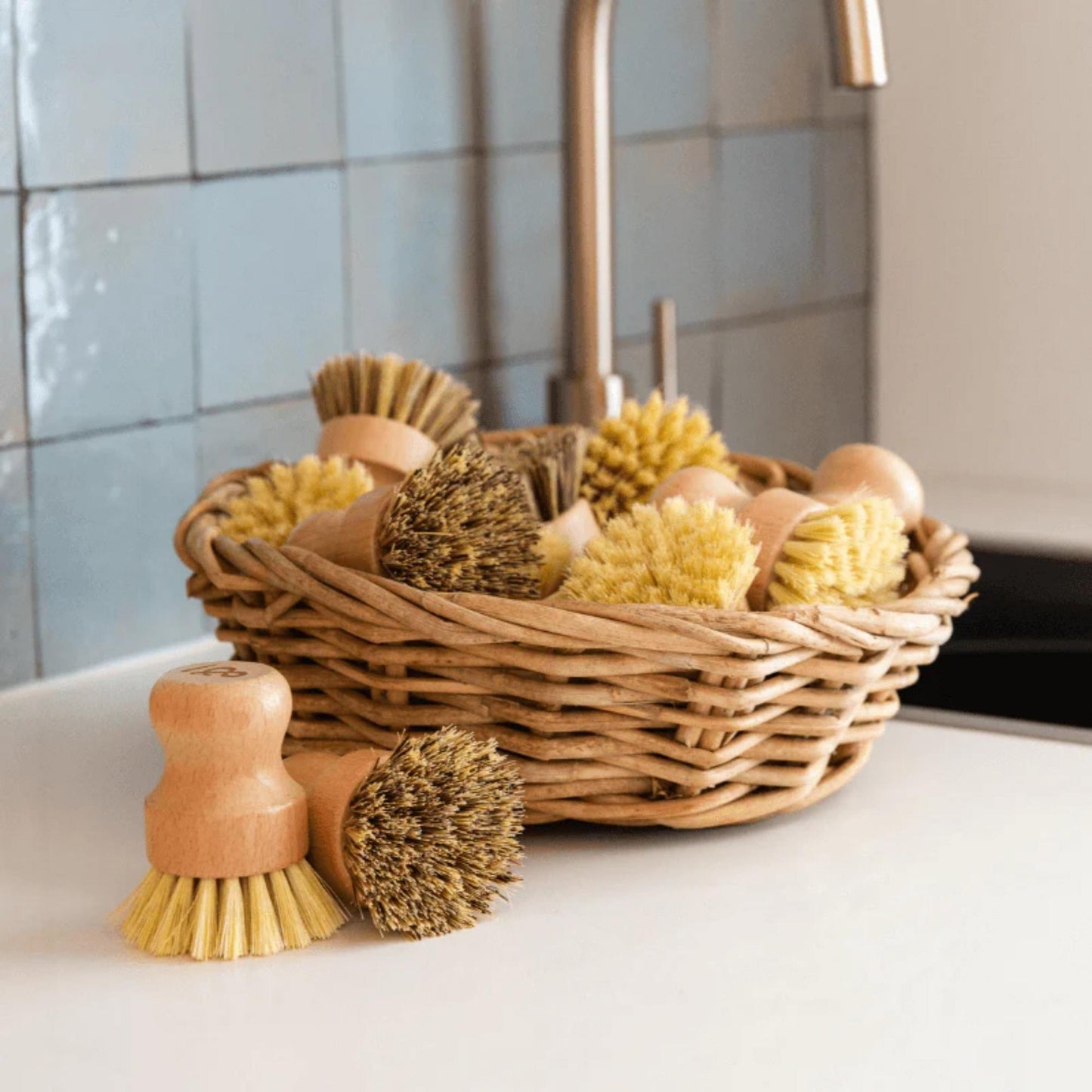 Fire gryteskrubber i plantefiber og FSC-sertifisert bøk fra Seed & Sprout ligger i en trekurv. Et naturlig og plastfritt blandet sett med to myke og to kraftige skrubber.