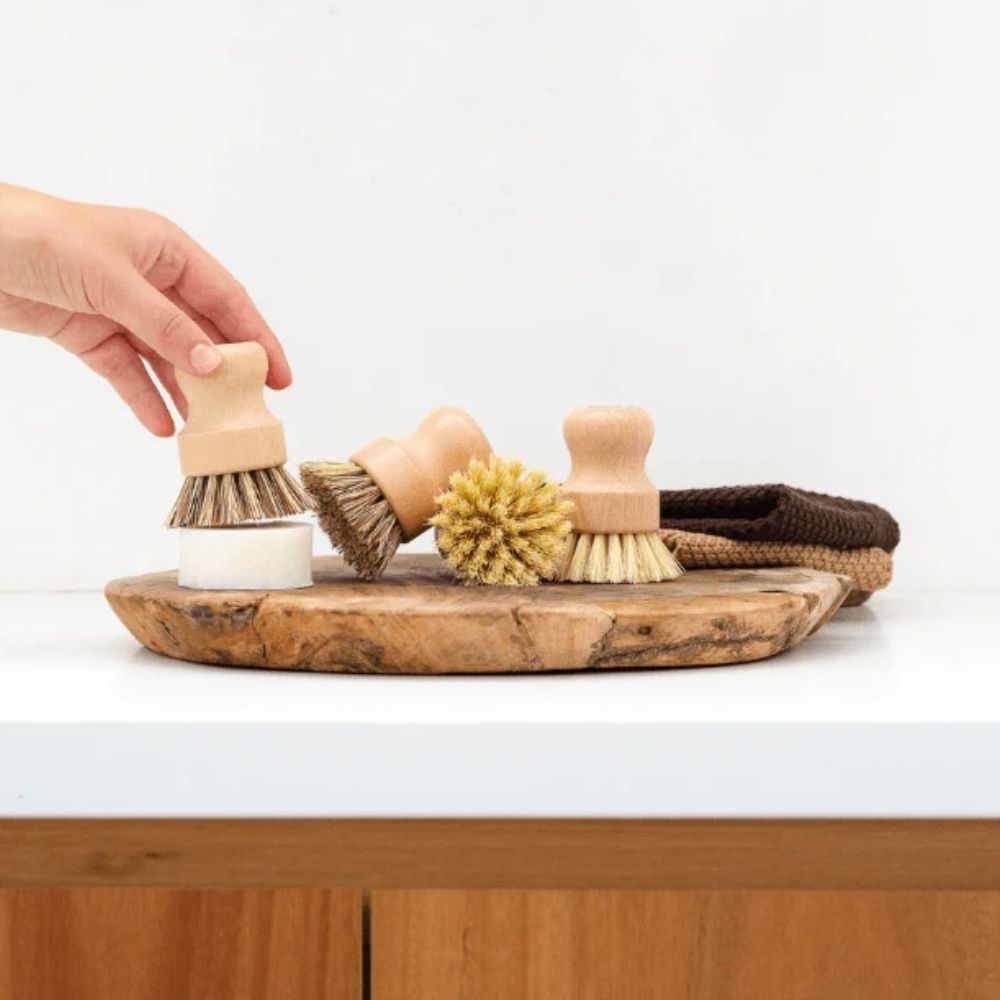 Fire naturlige gryteskrubber i plantefiber og bøk fra Seed & Sprout, plastfri refillpakke fra Sunnere Hjem. Laget av bærekraftige materialer og komposterbare etter bruk.