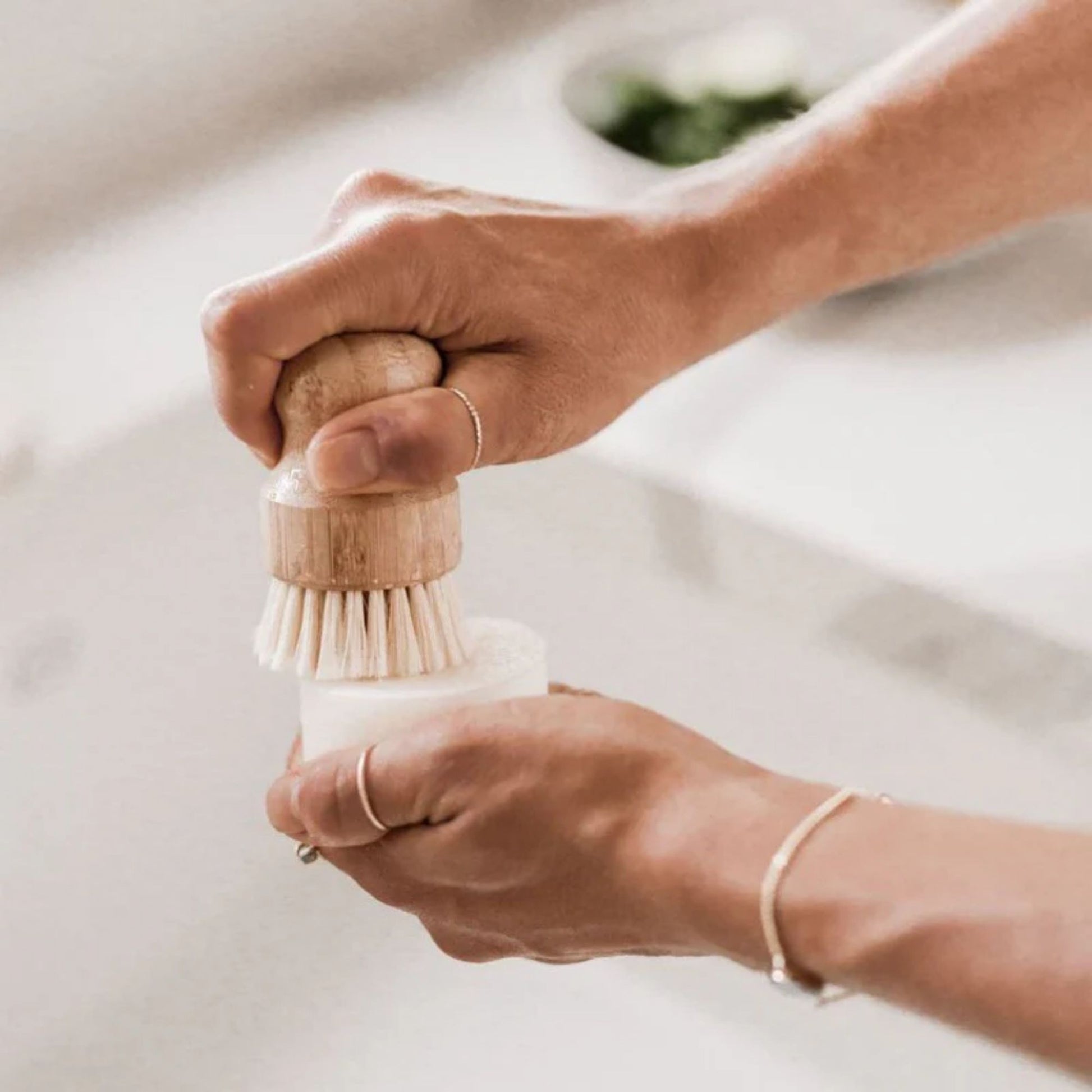 Myk gryteskrubb i bøk og plantefiber brukt til daglig oppvask