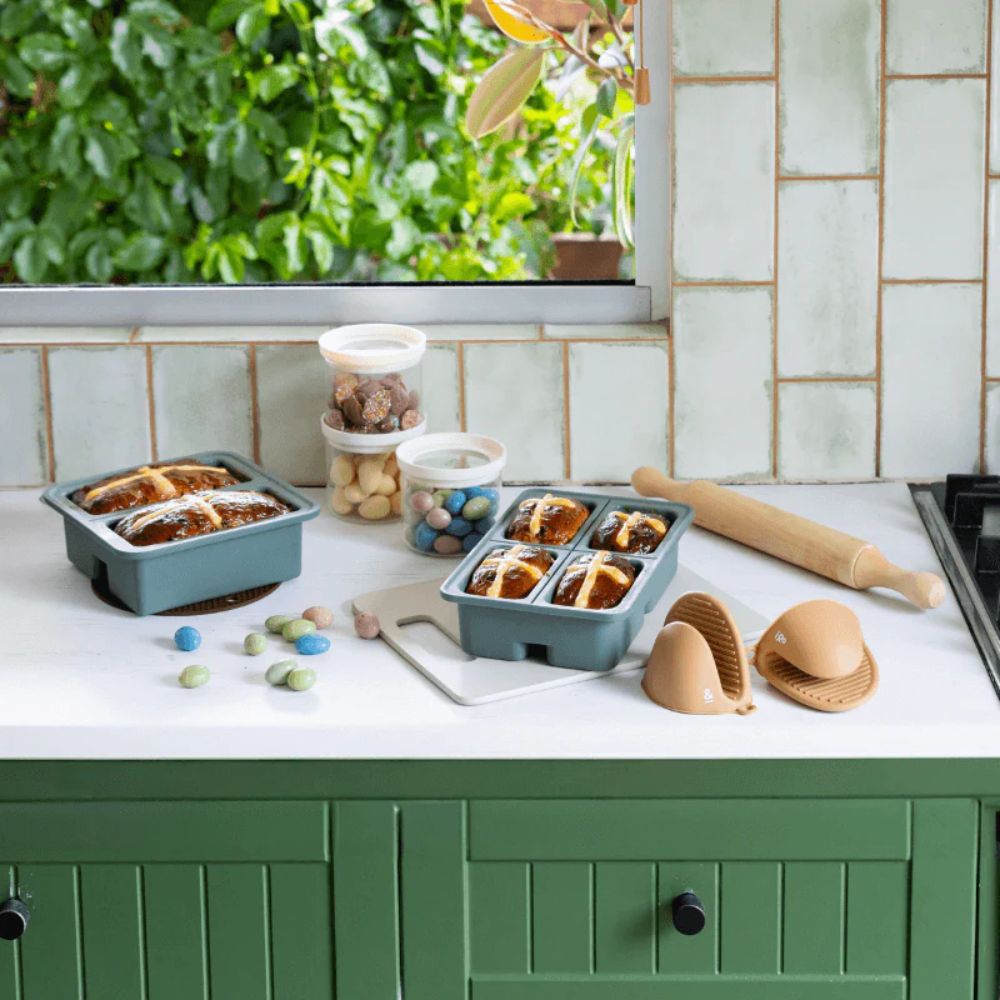 Grytevotter i LFGB-sertifisert silikon sammen med bakeutstyr fra Seed & Sprout på kjøkkenbenk