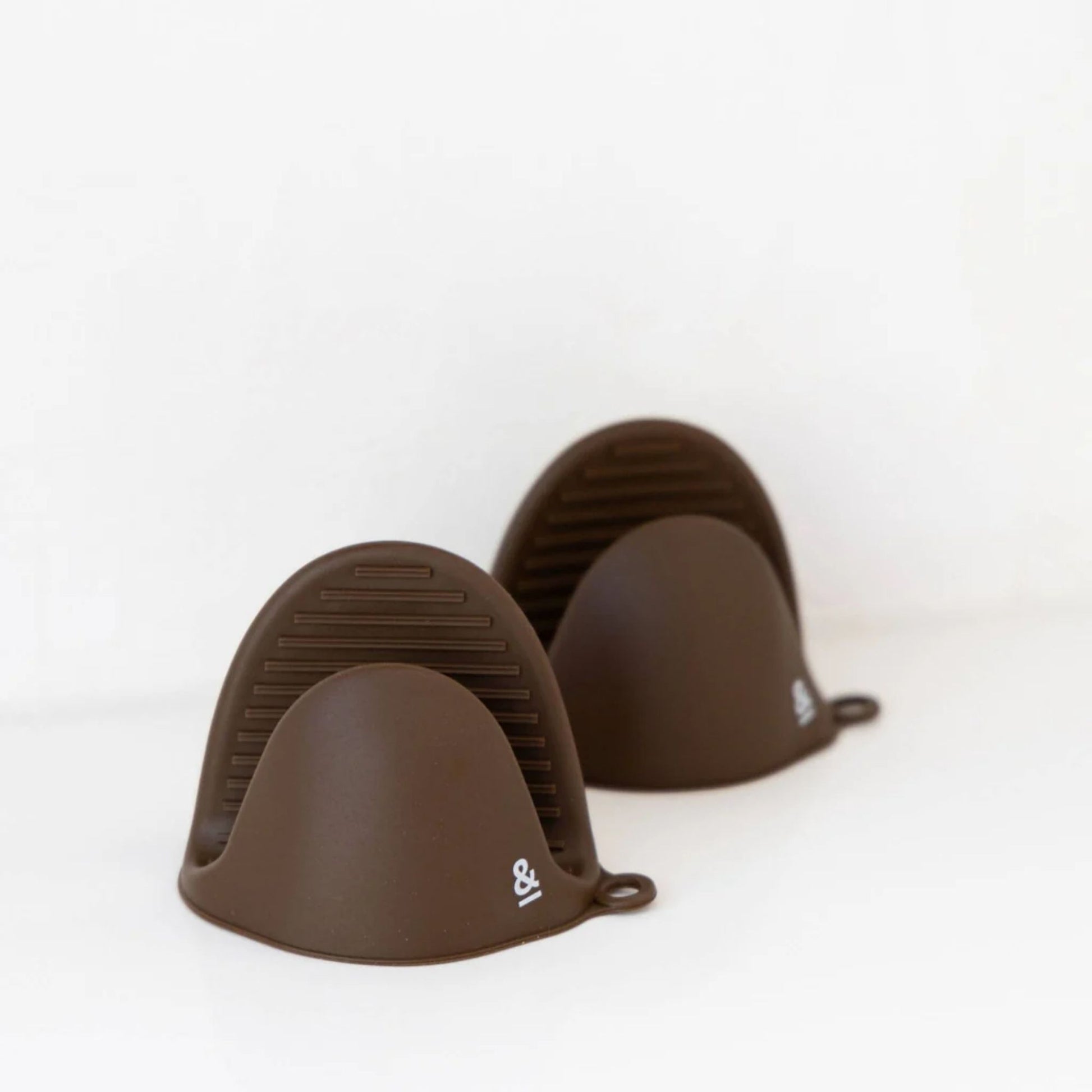 Grytevotter i LFGB-sertifisert silikon fra Seed & Sprout, sett med to i fargen Clove