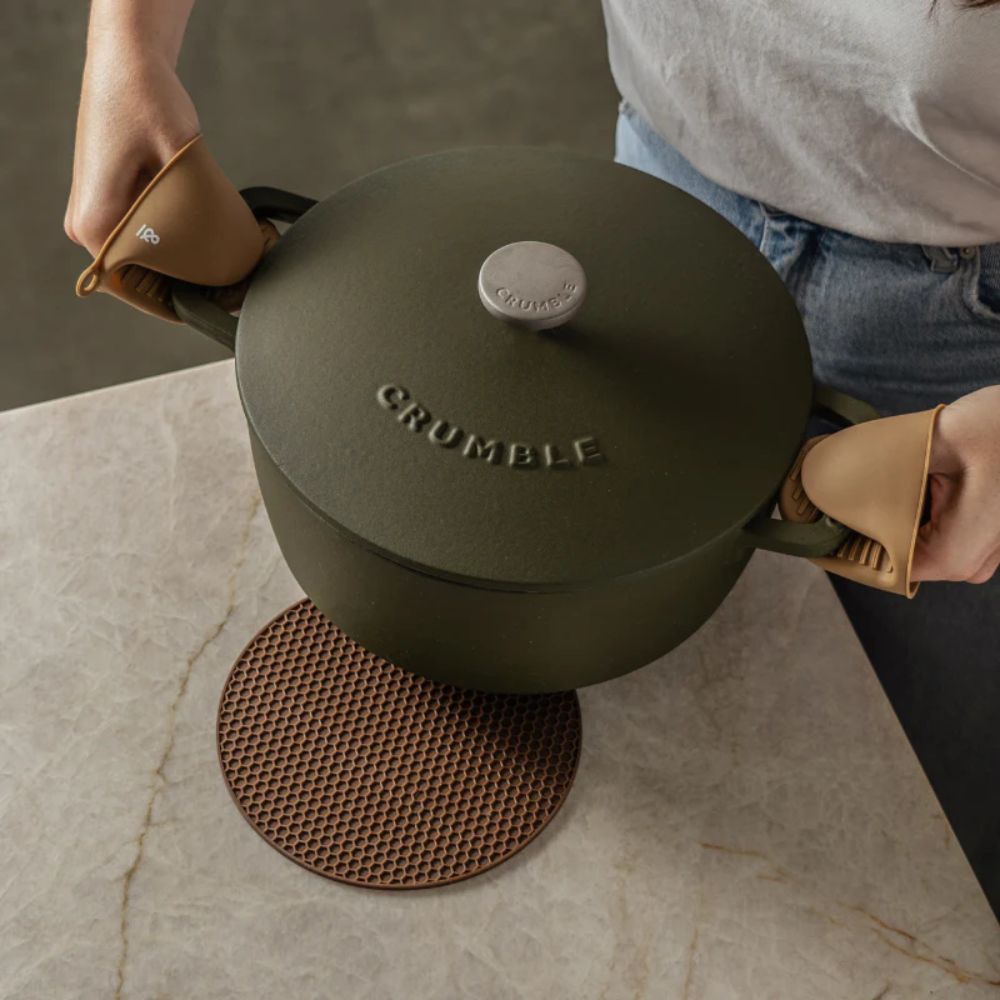 Grytevotter i LFGB-sertifisert silikon brukt til å løfte varm gryte med godt grep