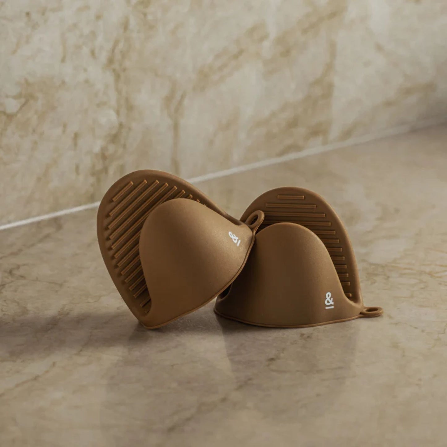 To grytevotter i LFGB-sertifisert silikon fra Seed & Sprout, vist i fargen Praline på kjøkkenbenk