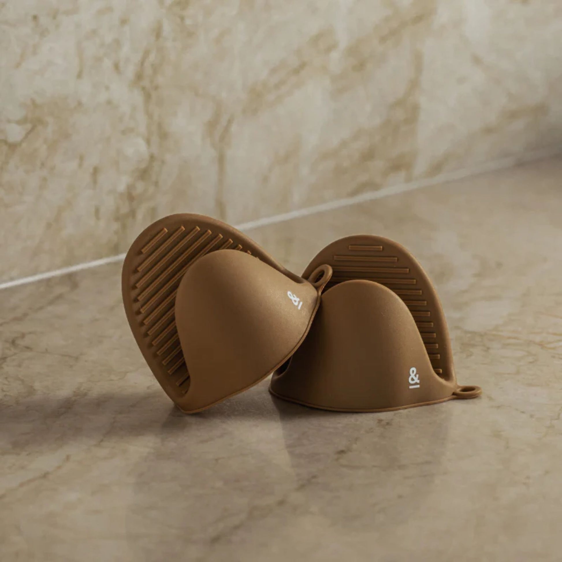 To grytevotter i LFGB-sertifisert silikon fra Seed & Sprout, vist i fargen Praline på kjøkkenbenk