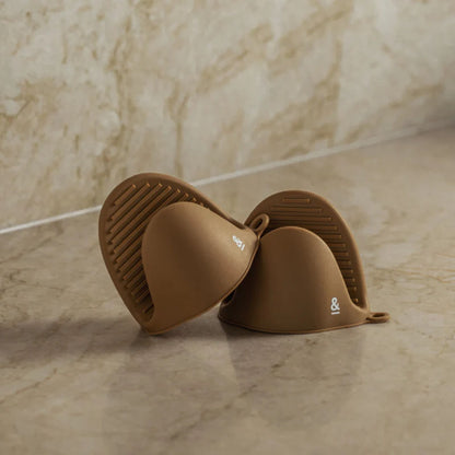 To grytevotter i LFGB-sertifisert silikon fra Seed & Sprout, vist i fargen Praline på kjøkkenbenk