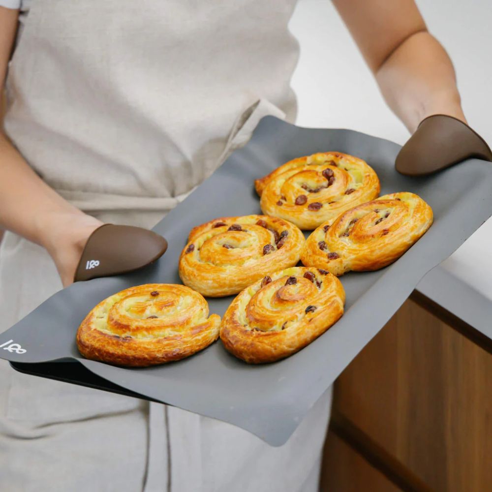 Grytevotter i LFGB-sertifisert silikon brukt til å holde stekebrett med nystekte boller