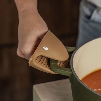 Grytevotter i LFGB-sertifisert silikon som gir godt grep og beskytter hånden ved løfting av varm gryte