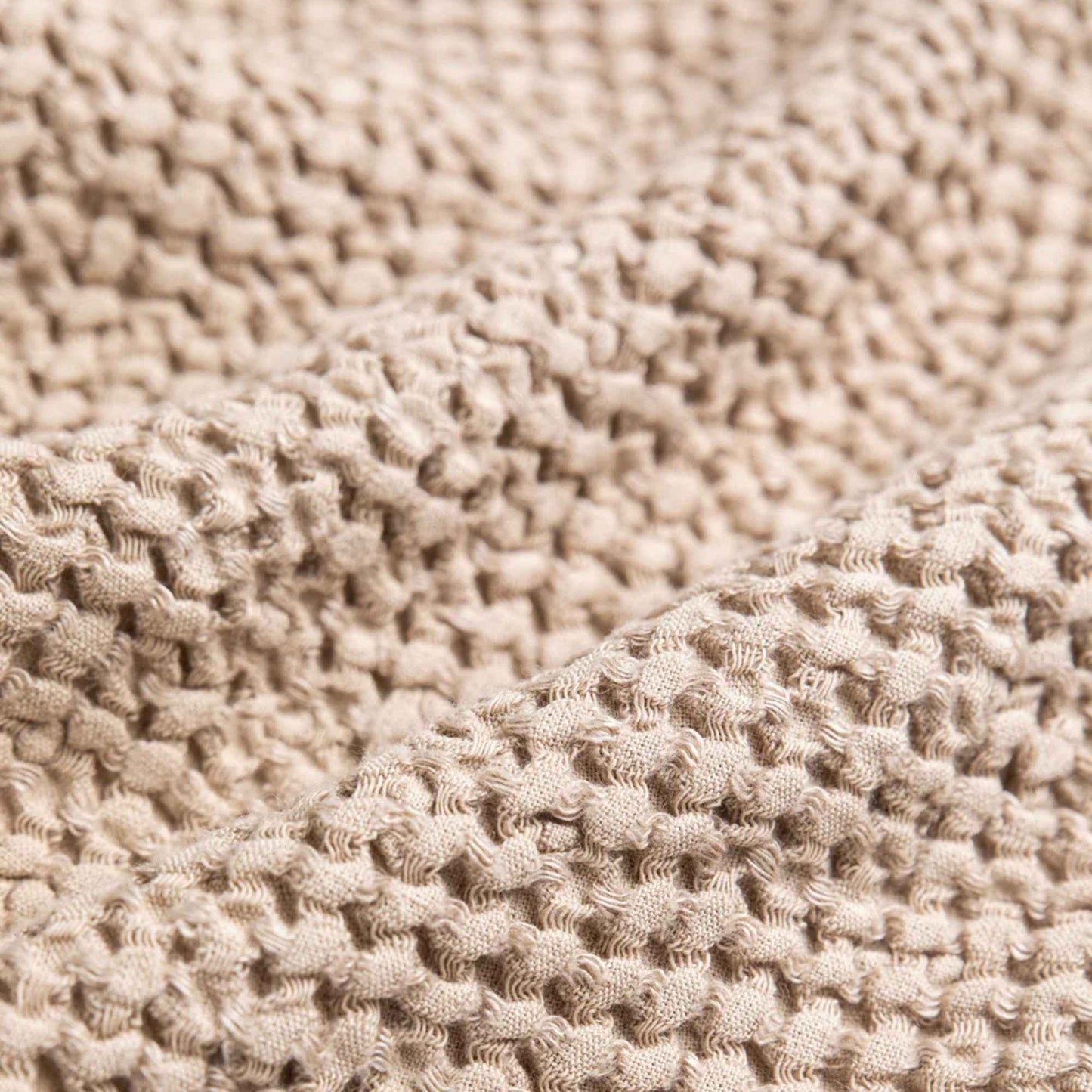 Detaljbilde av hårhåndkle i lin og bomull – beige turban med vaffelvevd struktur som absorberer fuktighet raskt og skånsomt