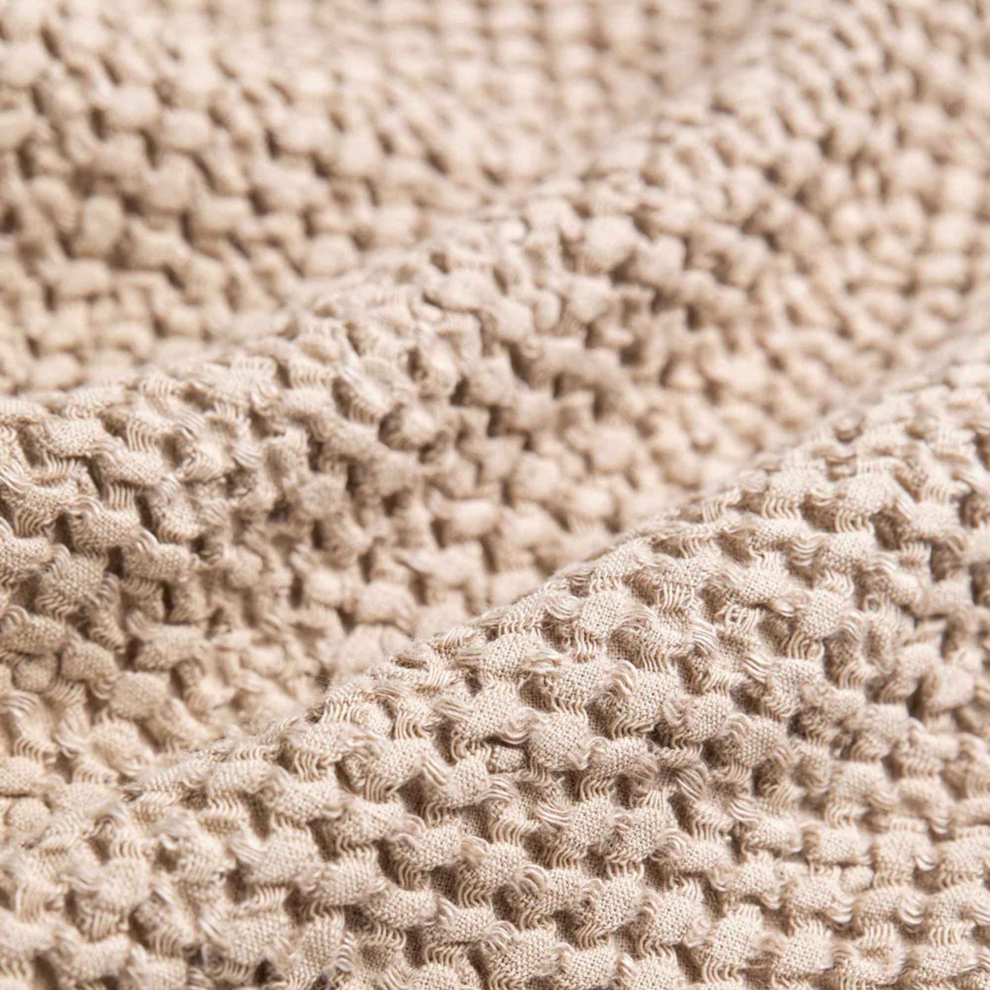 Detaljbilde av hårhåndkle i lin og bomull – beige turban med vaffelvevd struktur som absorberer fuktighet raskt og skånsomt