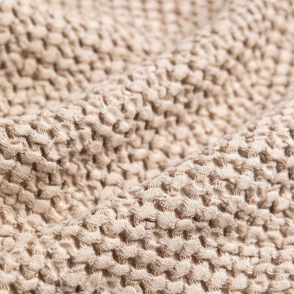 Detaljbilde av hårhåndkle i lin og bomull – beige turban med vaffelvevd struktur som absorberer fuktighet raskt og skånsomt