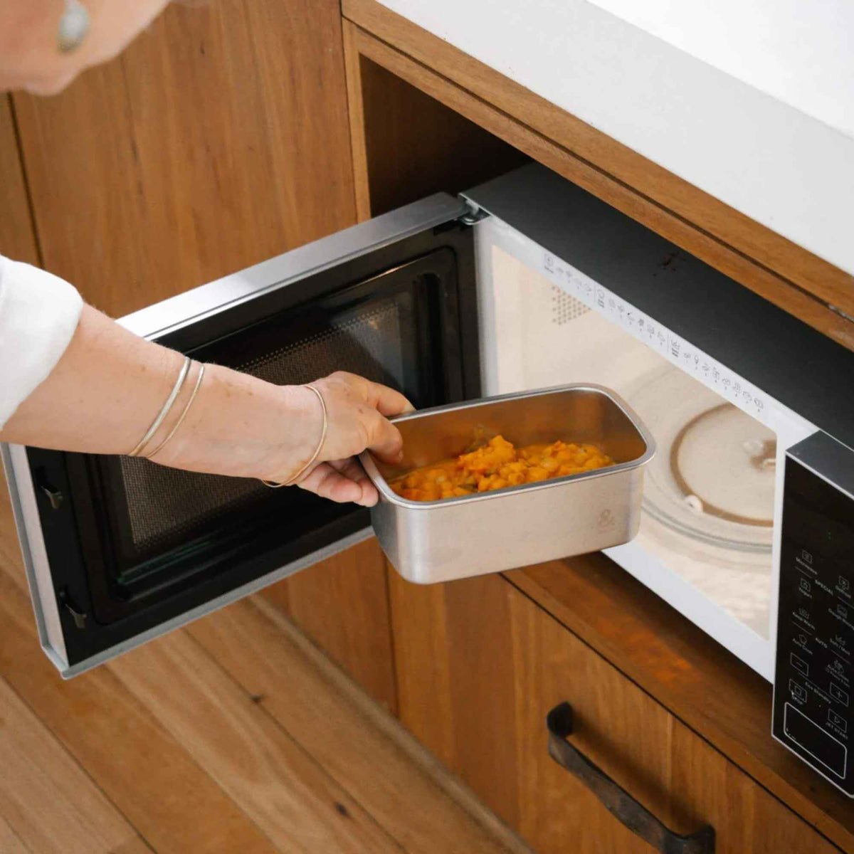 Rektangulære beholdere i rustfritt stål med glasslokk (2 stk)
