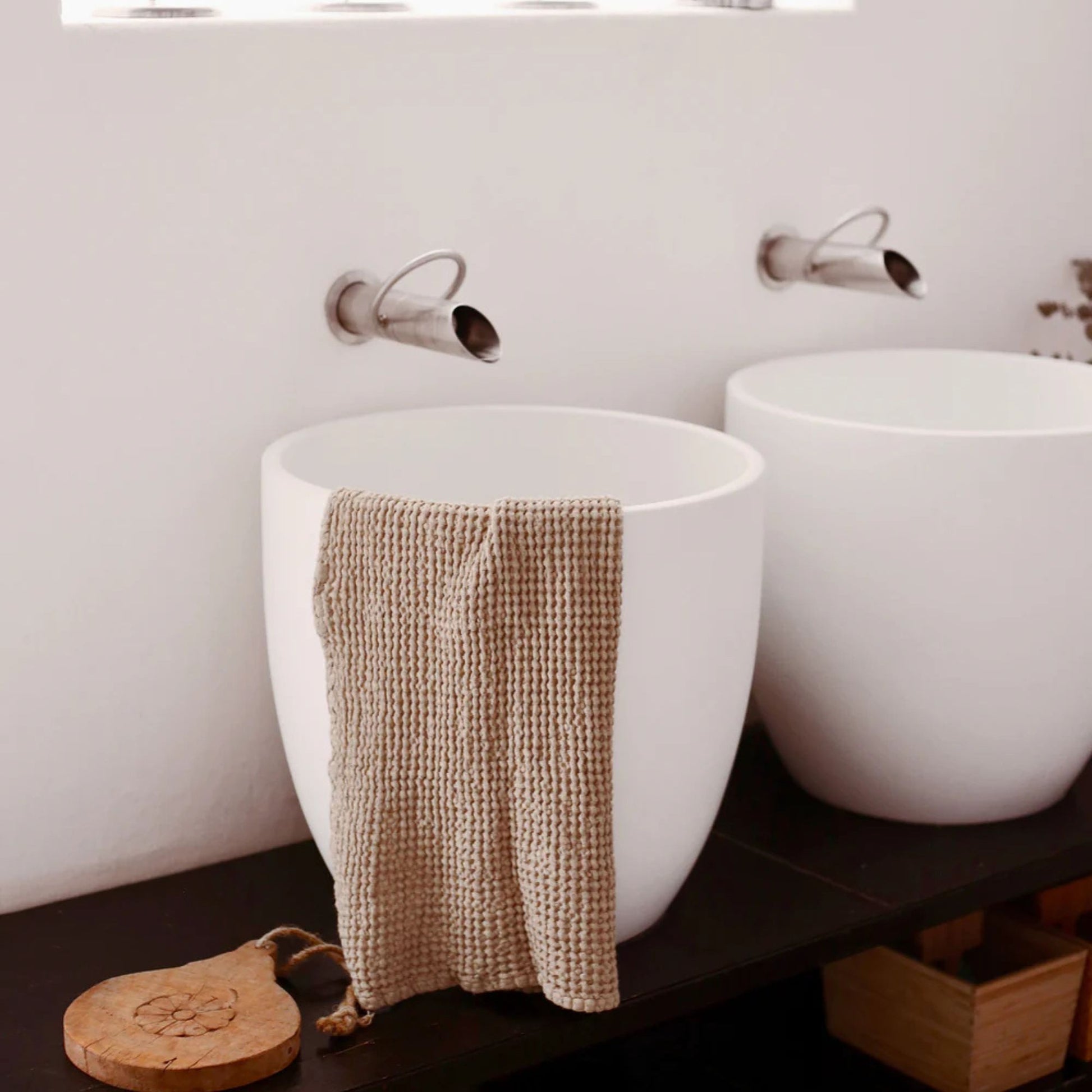 Hurtigtørkende håndhåndkle i lin og bomull i beige, perfekt til badet for et friskt og hygienisk miljø.