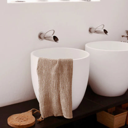 Hurtigtørkende håndhåndkle i lin og bomull i beige, perfekt til badet for et friskt og hygienisk miljø.