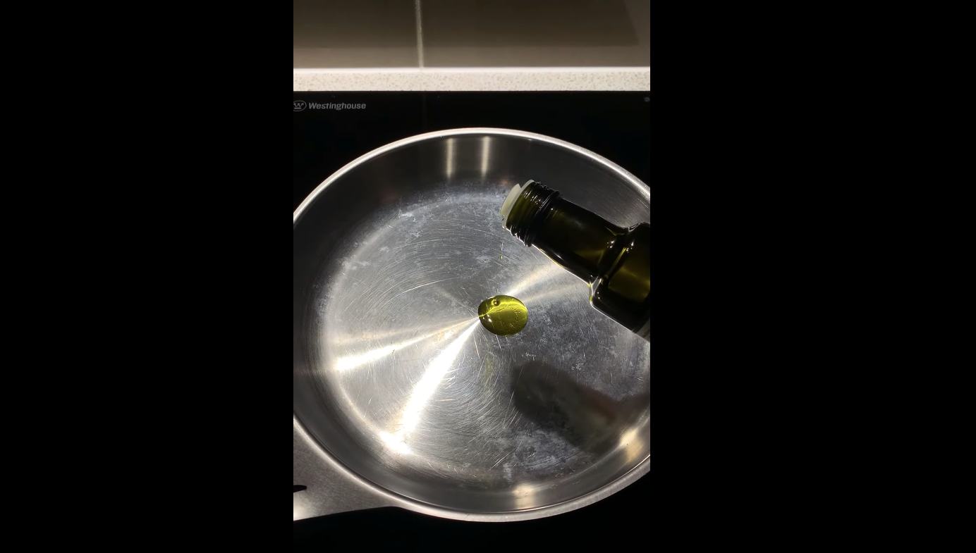 Last inn video: Video som viser hvordan man oppnår naturlig non-stick i rustfritt stål panne