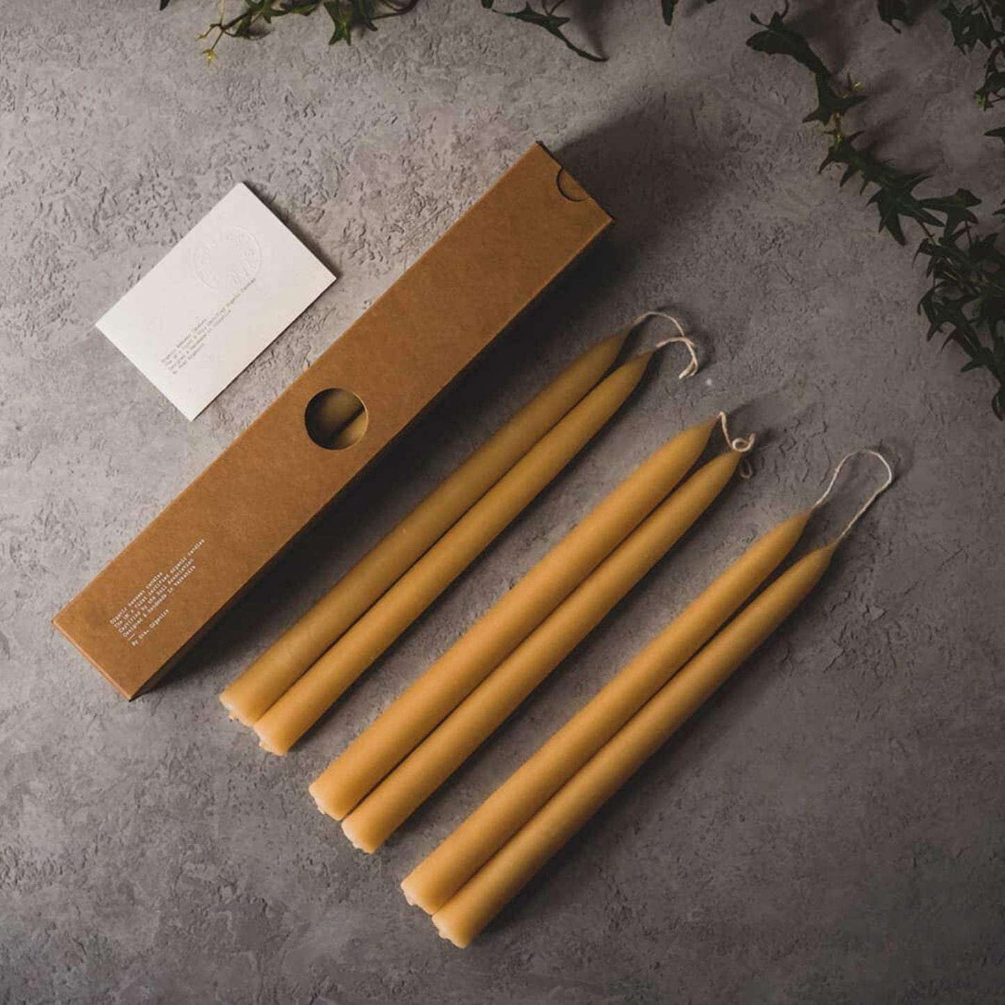 Tre par kronelys av økologisk bivoks med emballasje fra Skär Organics