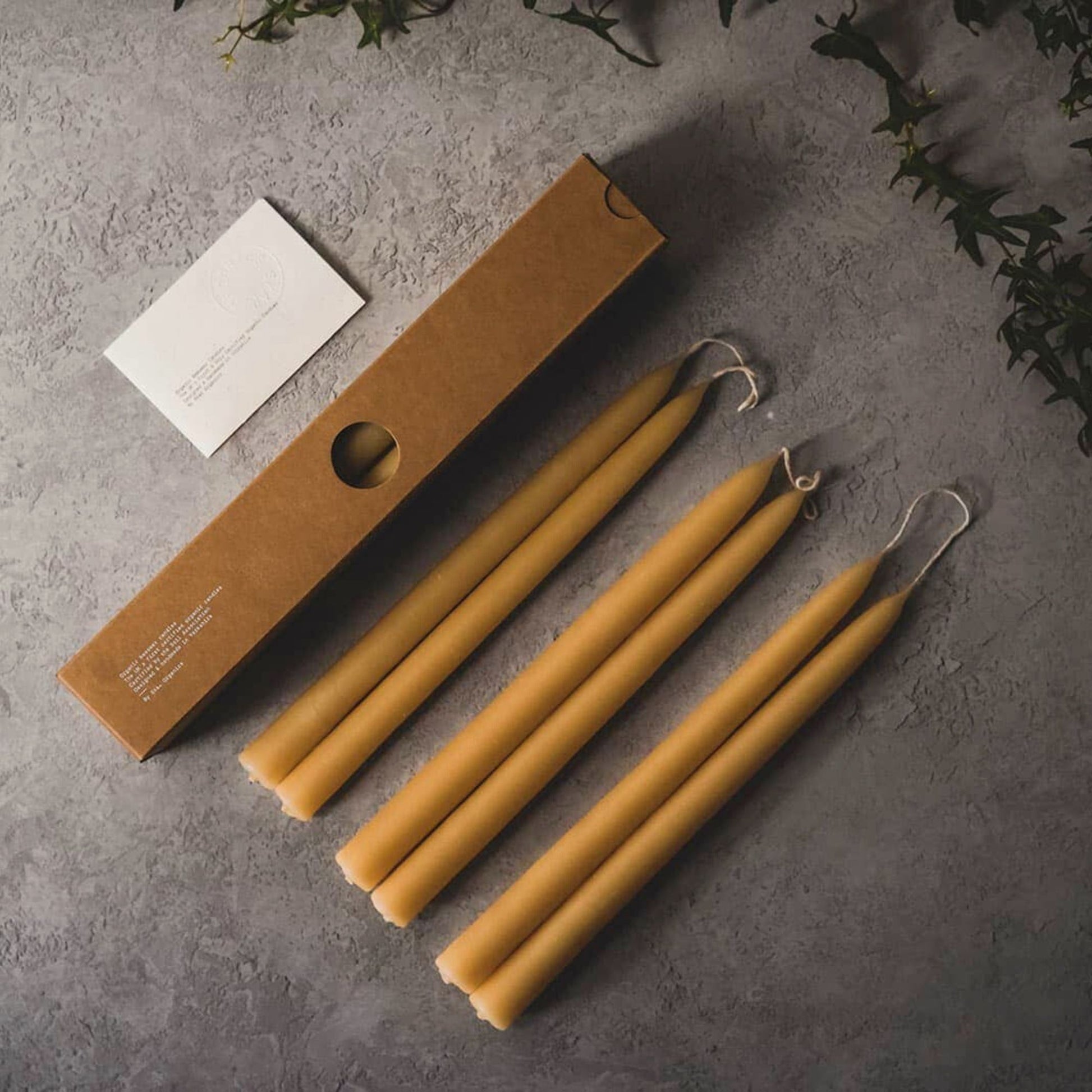 Tre par kronelys av økologisk bivoks med emballasje fra Skär Organics