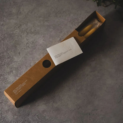 Eske med økologiske bivokskronelys i plastfri emballasje fra Skär Organics