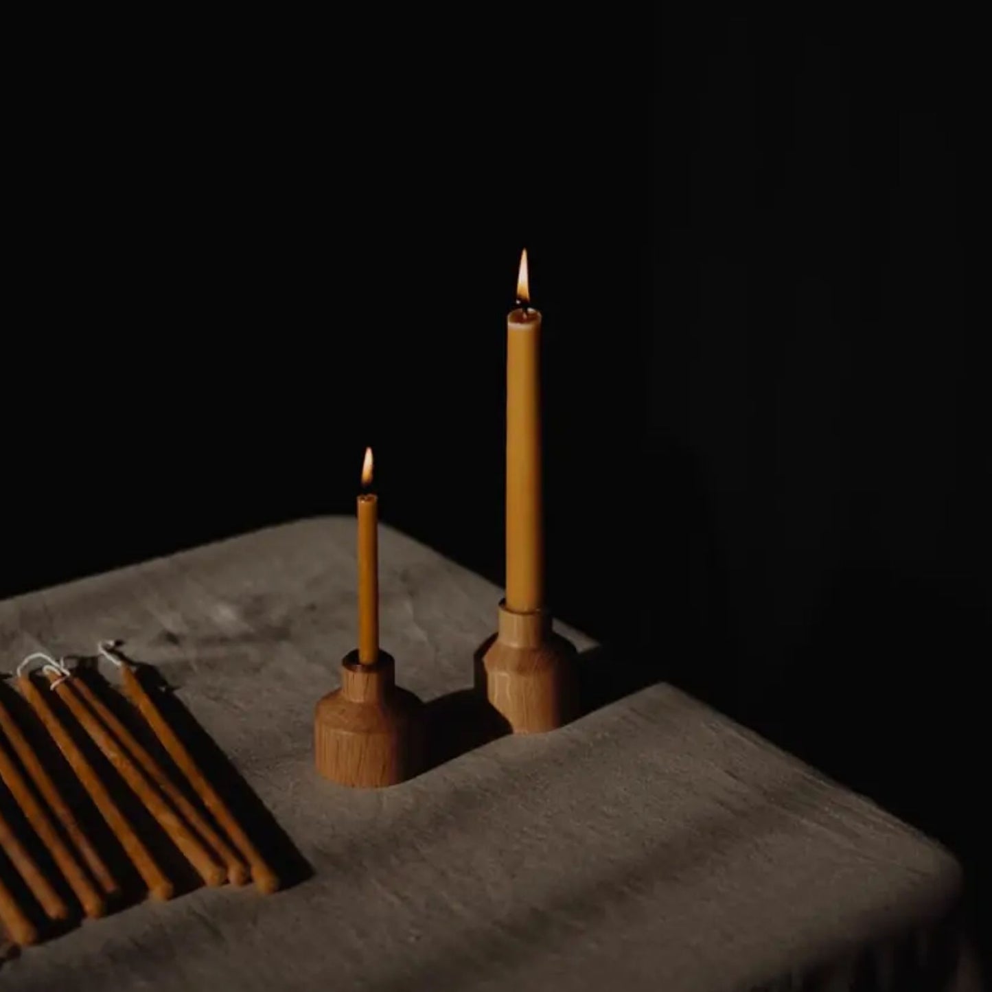 Tent kronelys av økologisk bivoks på bord i rolig kveldsstemning