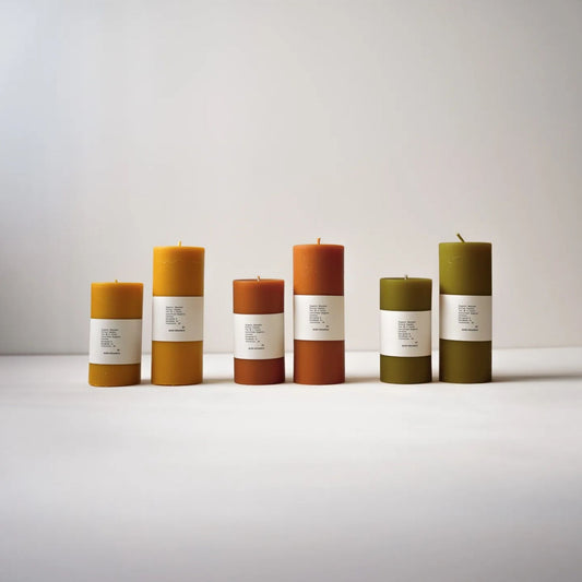 Tre kubbelys av økologisk bivoks i fargene naturlig gul, paprika og grønn te – håndstøpt med økologiske råvarer og naturlige plantepigmenter.