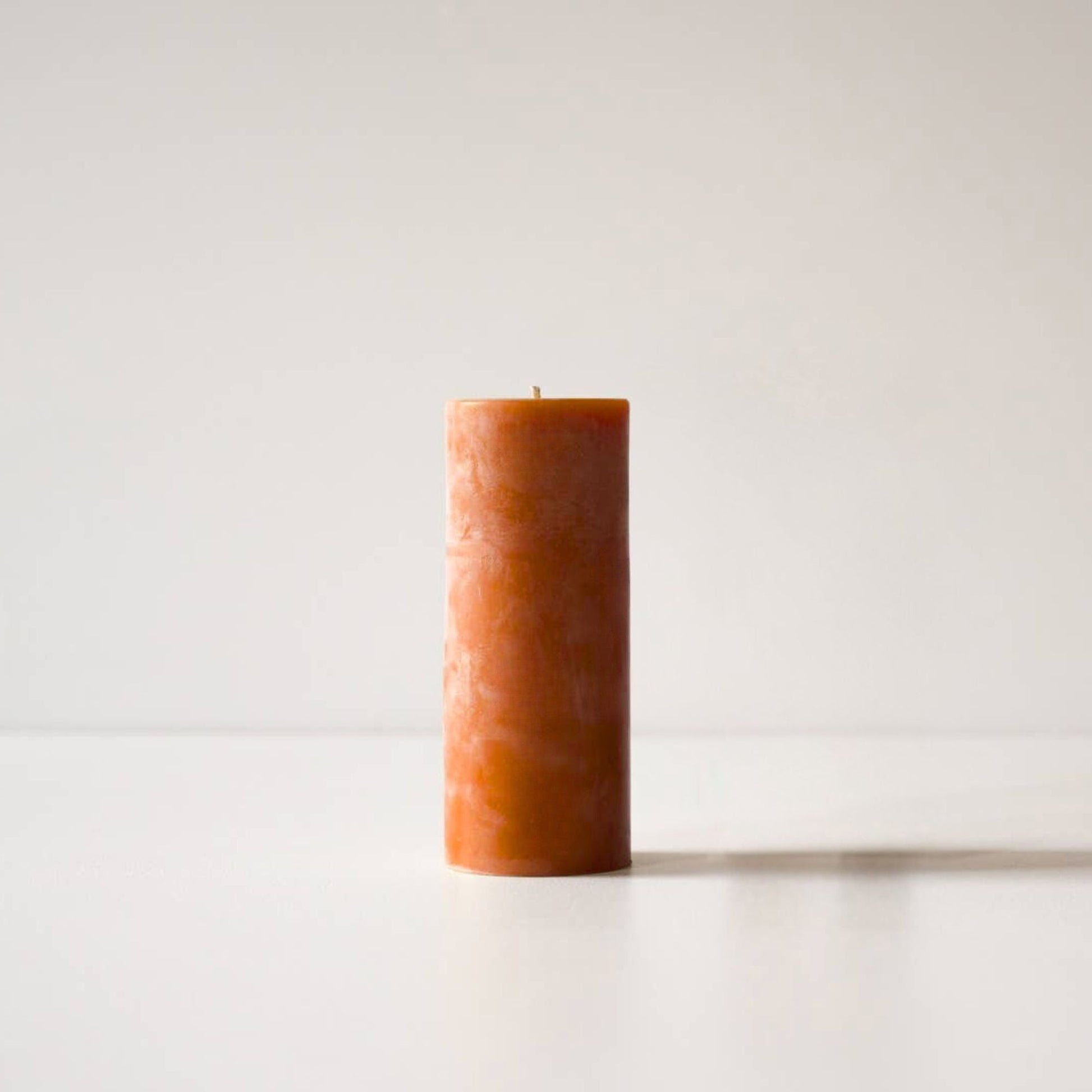 Kubbelys av økologisk bivoks i varm paprika-nyanse, naturlig farget med økologisk paprikapulver og støpt for hånd i små batcher.