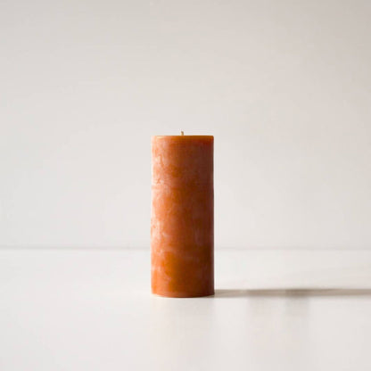 Kubbelys av økologisk bivoks i varm paprika-nyanse, naturlig farget med økologisk paprikapulver og støpt for hånd i små batcher.