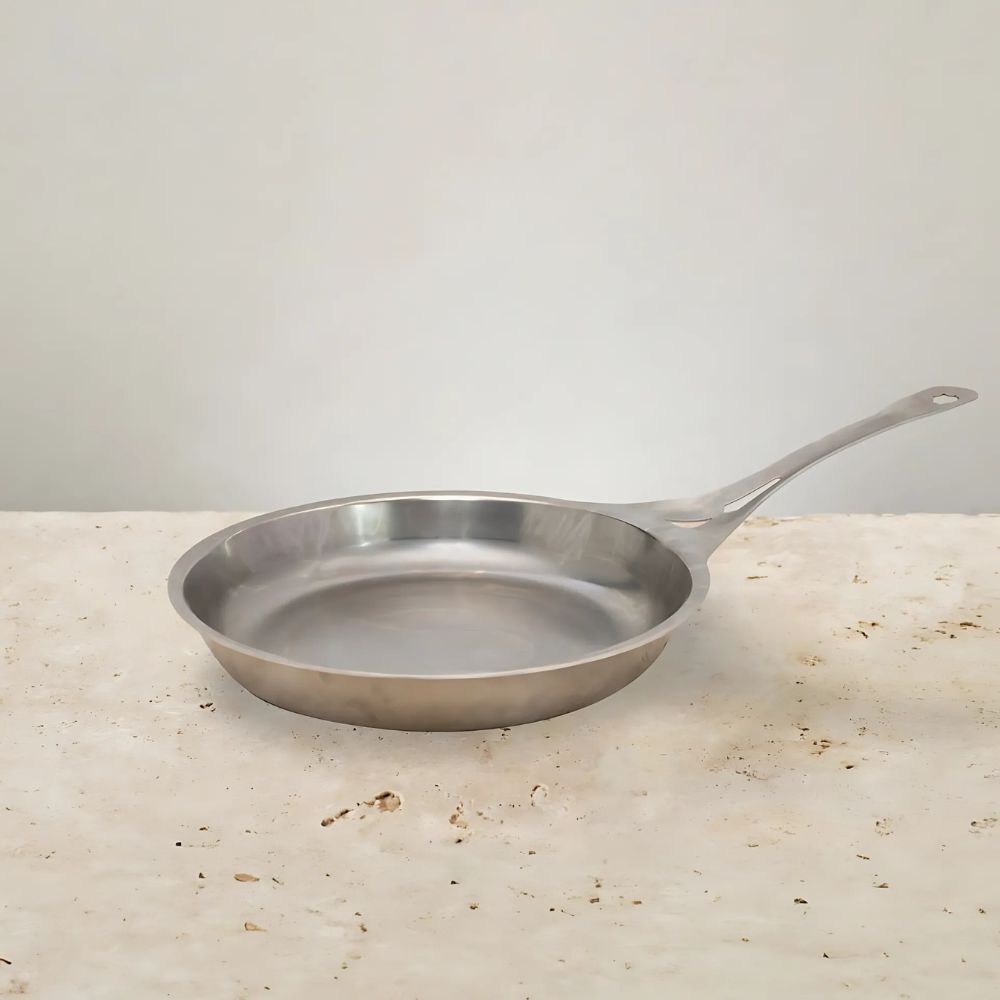 Lett og sterk stekepanne i rustfritt stål – holdbar, nikkelfri og ideell for sunn og effektiv matlaging.