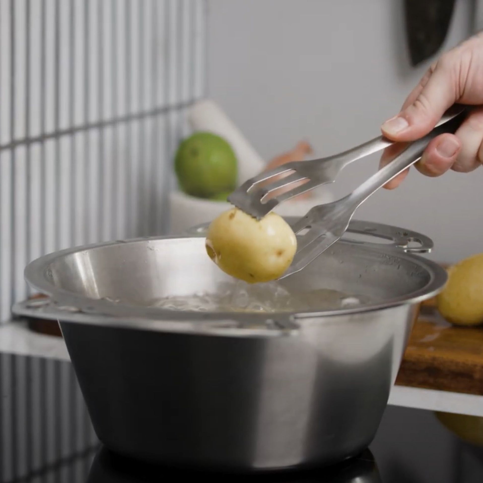 Lil Flippa kjøkkentang i rustfritt stål brukt med Solidteknics stekepanne – trygt og plastfritt kjøkkenredskap