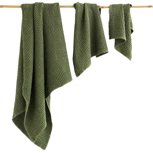 Sett med tre vaffelvevde håndklær i fargen Forest Green, laget av 53 % lin og 47 % bomull. Inneholder vaskeklut, håndkle og badehåndkle i mykvasket, OEKO-TEX®-sertifisert kvalitet.