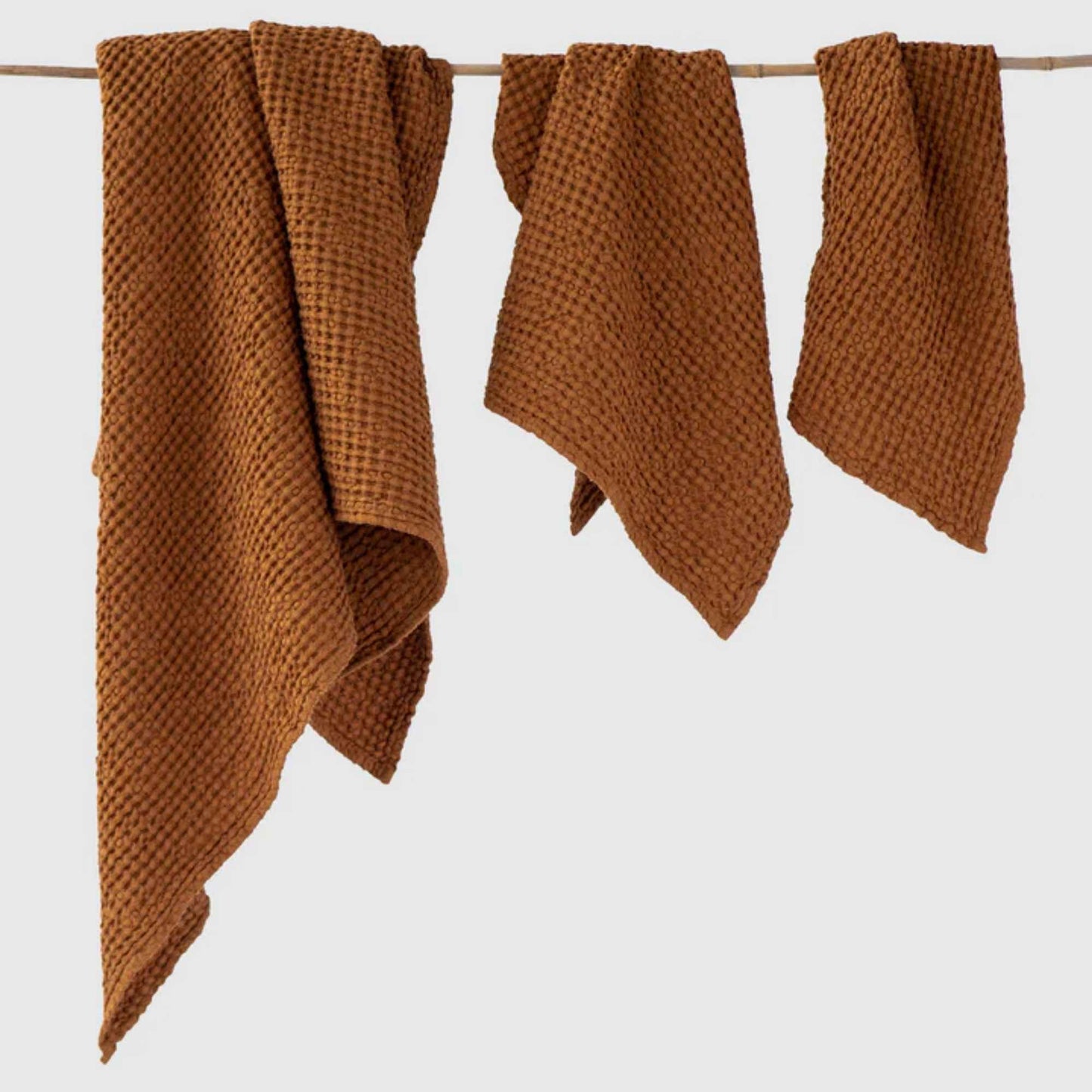 Sett med tre vaffelvevde håndklær i kanelbrun (Cinnamon) lin- og bomullsblanding (53 % lin, 47 % bomull). Inneholder ansiktshåndkle, håndhåndkle og badehåndkle i mykvasket, OEKO-TEX®-sertifisert kvalitet.