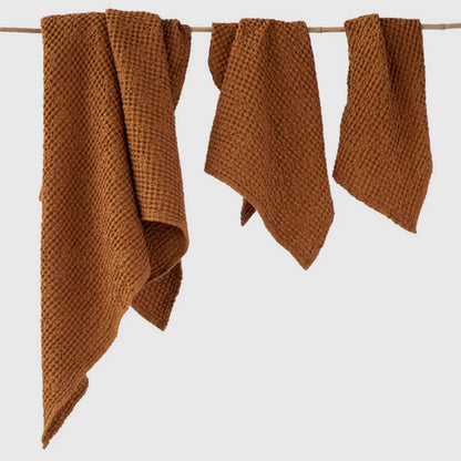 Sett med tre vaffelvevde håndklær i kanelbrun (Cinnamon) lin- og bomullsblanding (53 % lin, 47 % bomull). Inneholder ansiktshåndkle, håndhåndkle og badehåndkle i mykvasket, OEKO-TEX®-sertifisert kvalitet.