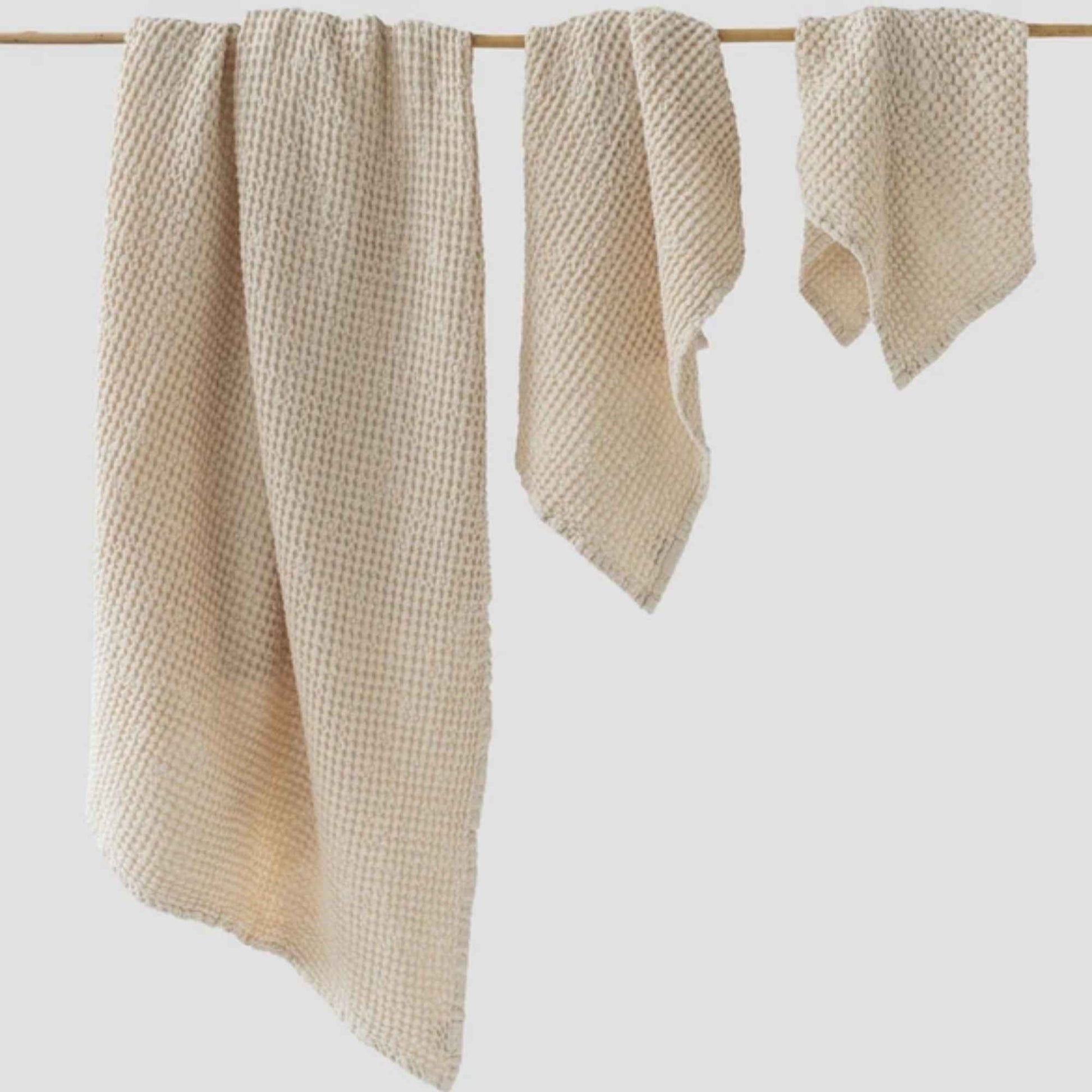 Sett med tre vaffelvevde håndklær i naturhvit (Vanilla) lin- og bomullsblanding (53 % lin, 47 % bomull). Inneholder ansiktshåndkle, håndhåndkle og badehåndkle i mykvasket, OEKO-TEX®-sertifisert kvalitet.